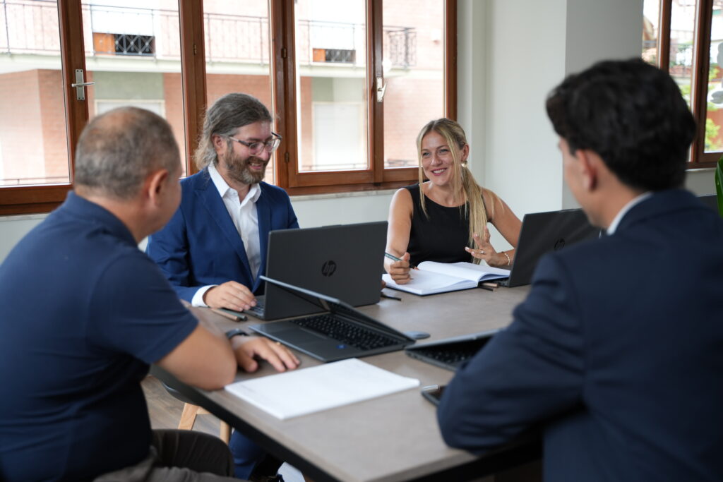 Consulenza strategica di Helea: professionisti discutono l'analisi dei dati e la Business Intelligence (BI) in riunione.