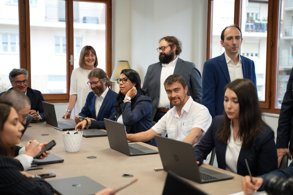 Team Helea di esperti in Sviluppo Tecnologico e Digital Transformation lavorano insieme durante una riunione strategica.