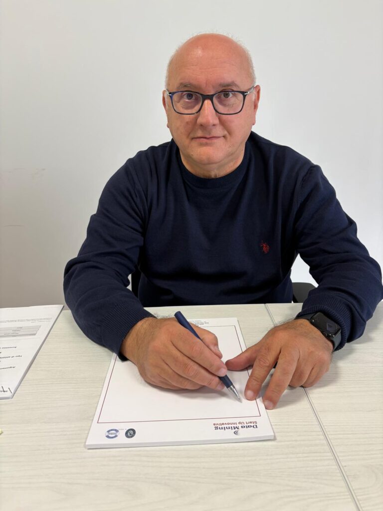 Roberto Di Salvatore di Helea, Senior Consulente Esperto in Finanza Agevolata, firma un documento.